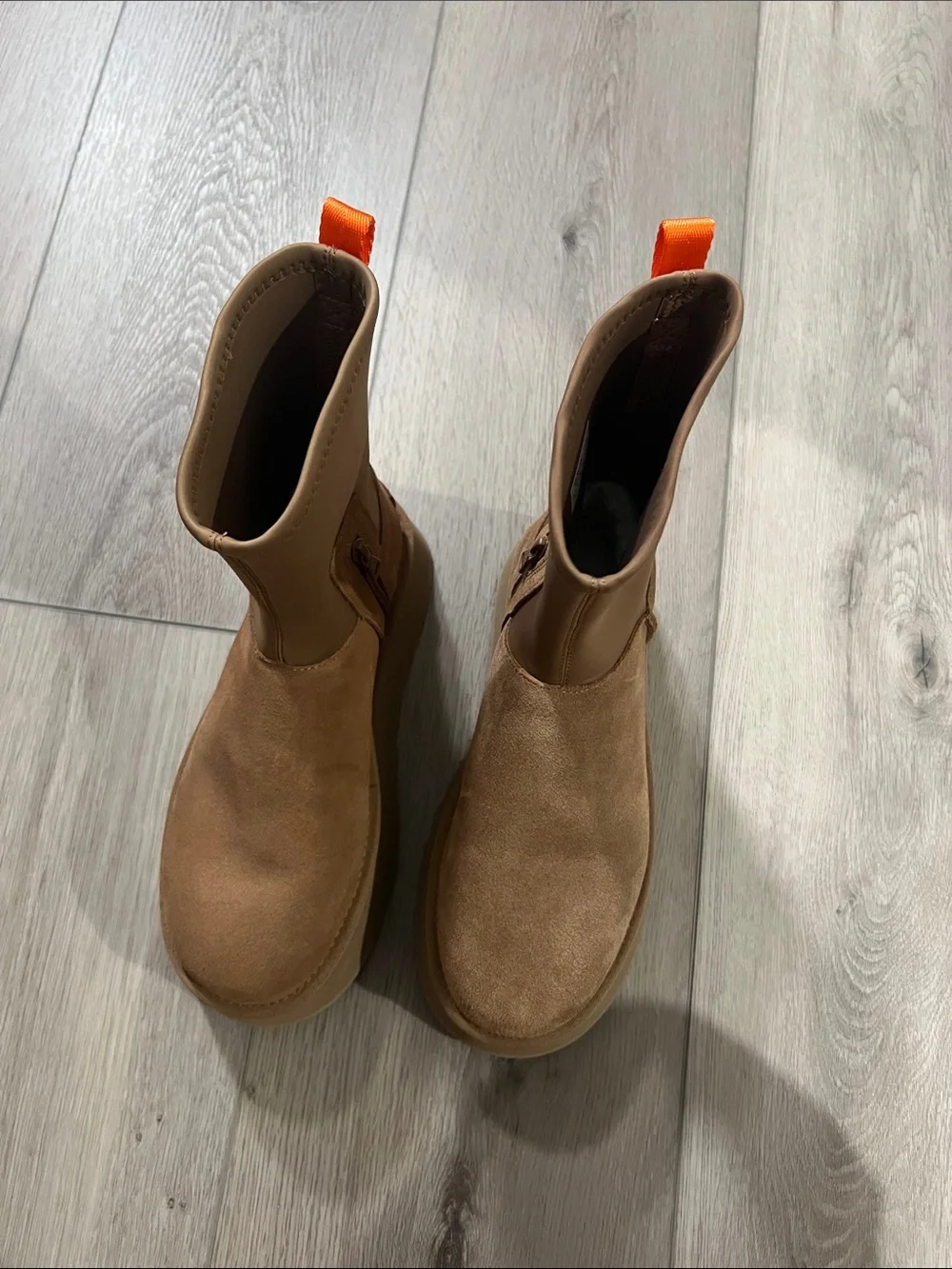 UGG Women's Dipper Platform Boot in Chestnut with Orange Pull Tab Size 8